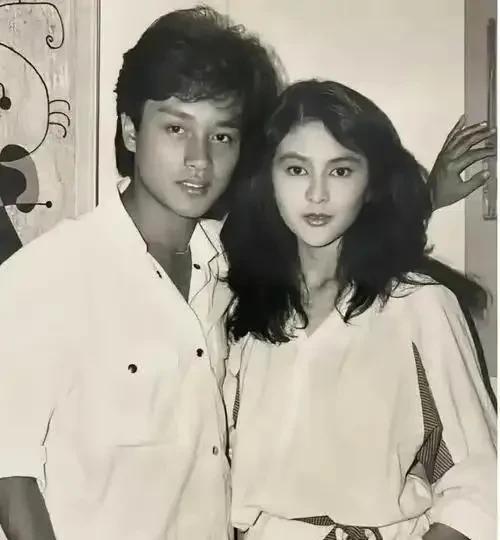 看这张1981年的合影，张国荣那时候才25，关之琳刚19，俩人都嫩得能掐出水来！
