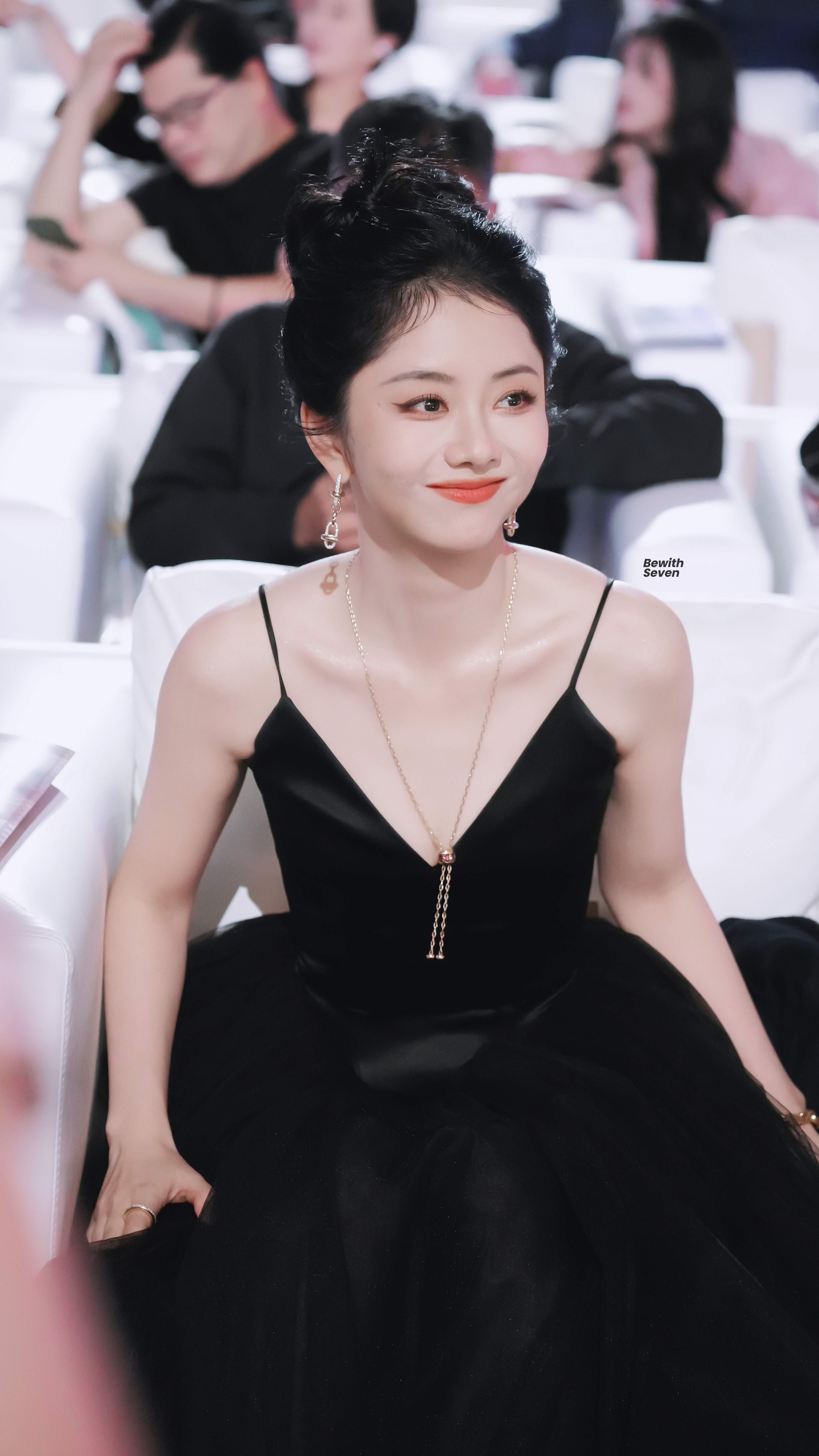 谭松韵黑纱裙的V领设计，衬得锁骨线条精致又性感，是优雅与魅力的碰撞。谭松韵王