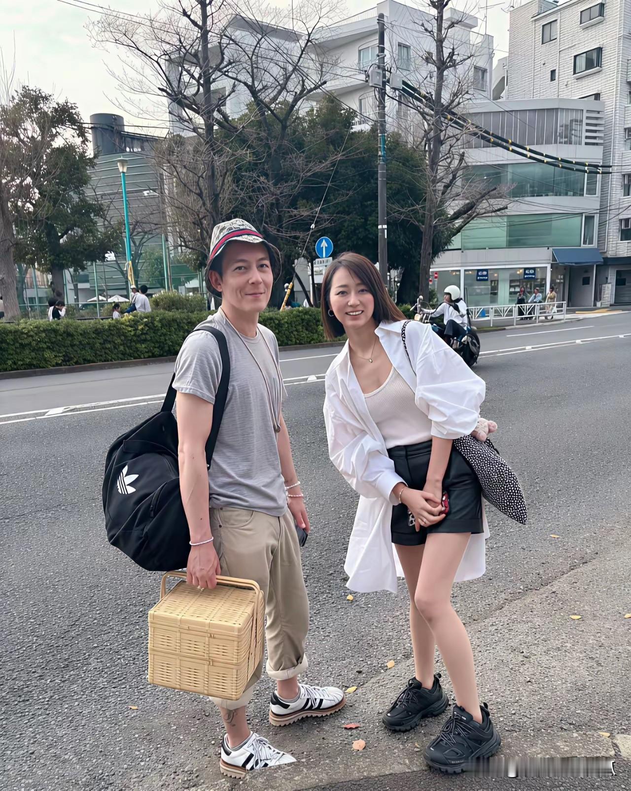 老天呐，差点没认出来。以前香港最帅的男人，很多女生做梦都想嫁给他！[爱心][爱慕