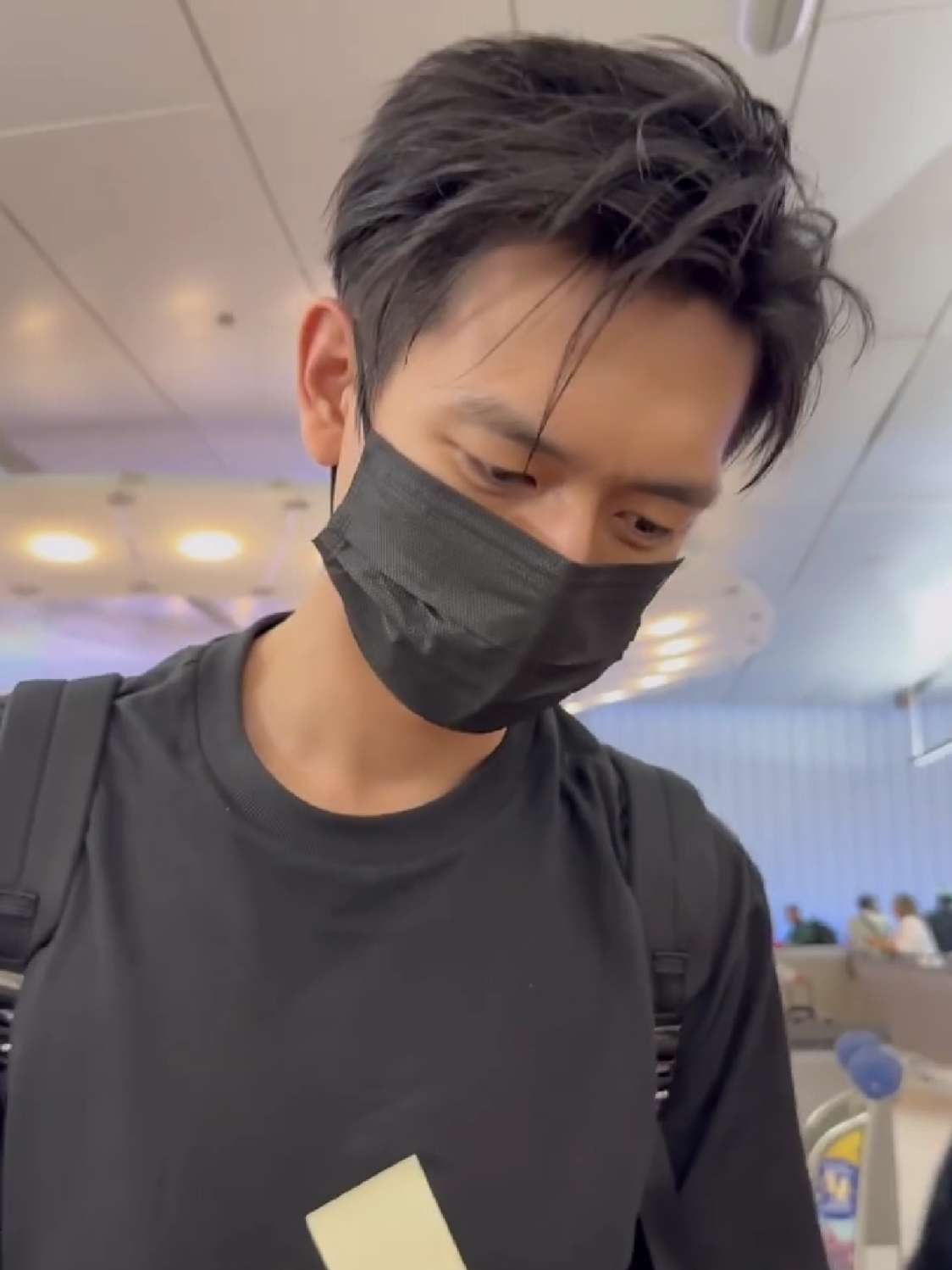又给粉丝签名了 李现洛杉矶到达