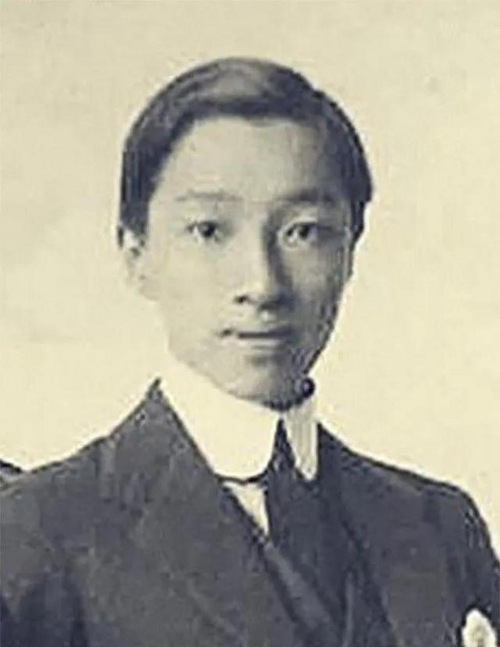 1953年，李鸿章的孙子李子嘉身着破烂衣服，踉跄着走到一个湖边，纵身一跃跳了进去