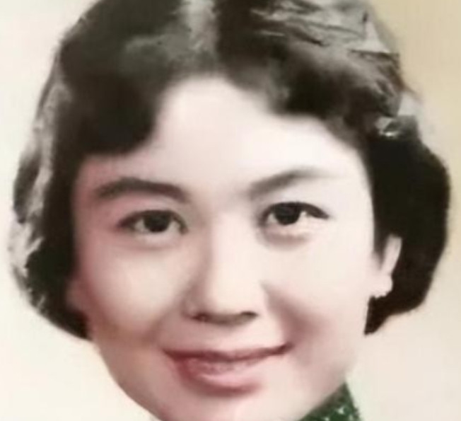 1968年，严凤英趁着丈夫熟睡，来到床头柜前，将事先准备好的100片安眠药吞下，