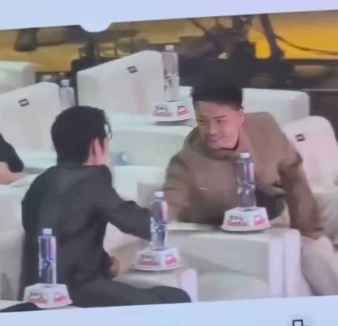 2026年3月9日的电视剧品质盛典上，郑晓龙站在舞台中央领取终身成就奖，而台下两