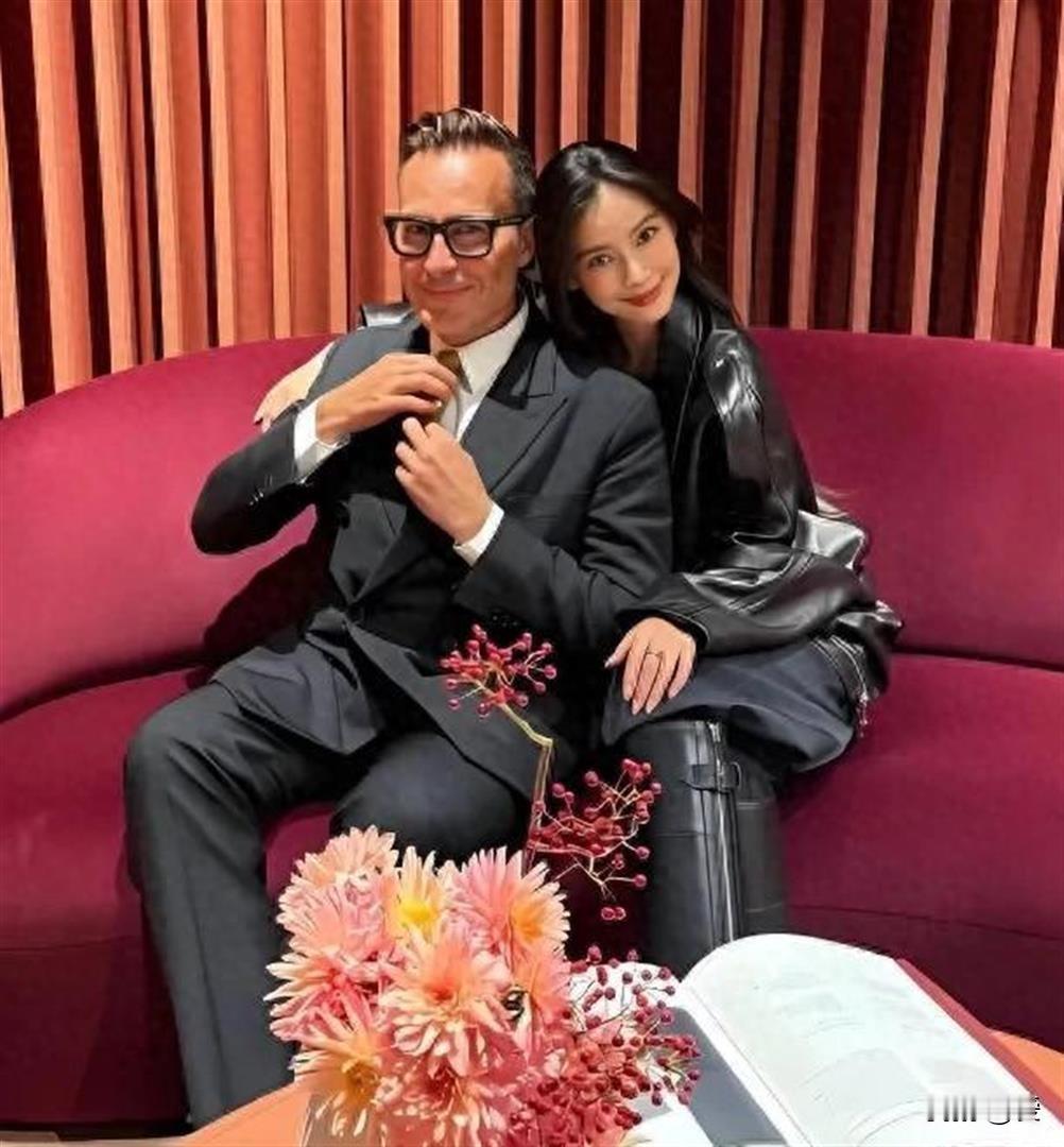 爱马仕总监杜马斯晒和Angelababy（杨颖）的合影，并配文“又见老友，欢迎回到巴黎”。一年一度，