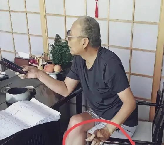 陈道明70多岁，头发花白，发量稀疏，身形消瘦，看着非常沧桑，但还是烟不离手。曾经