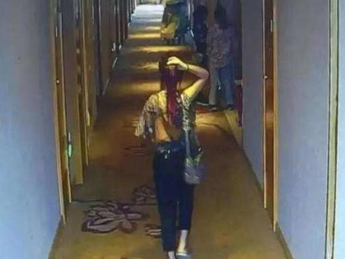 四川宜宾，一女子酒后去足疗店，迷糊间走错房和屋里陌生男稀里糊涂发了生关系，中途还
