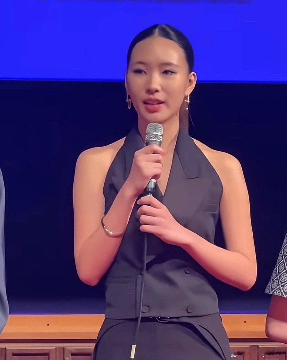 小S的大女儿Elly跑去演戏，在首映礼上侃侃而谈。Elly其实蛮照骗的，平实