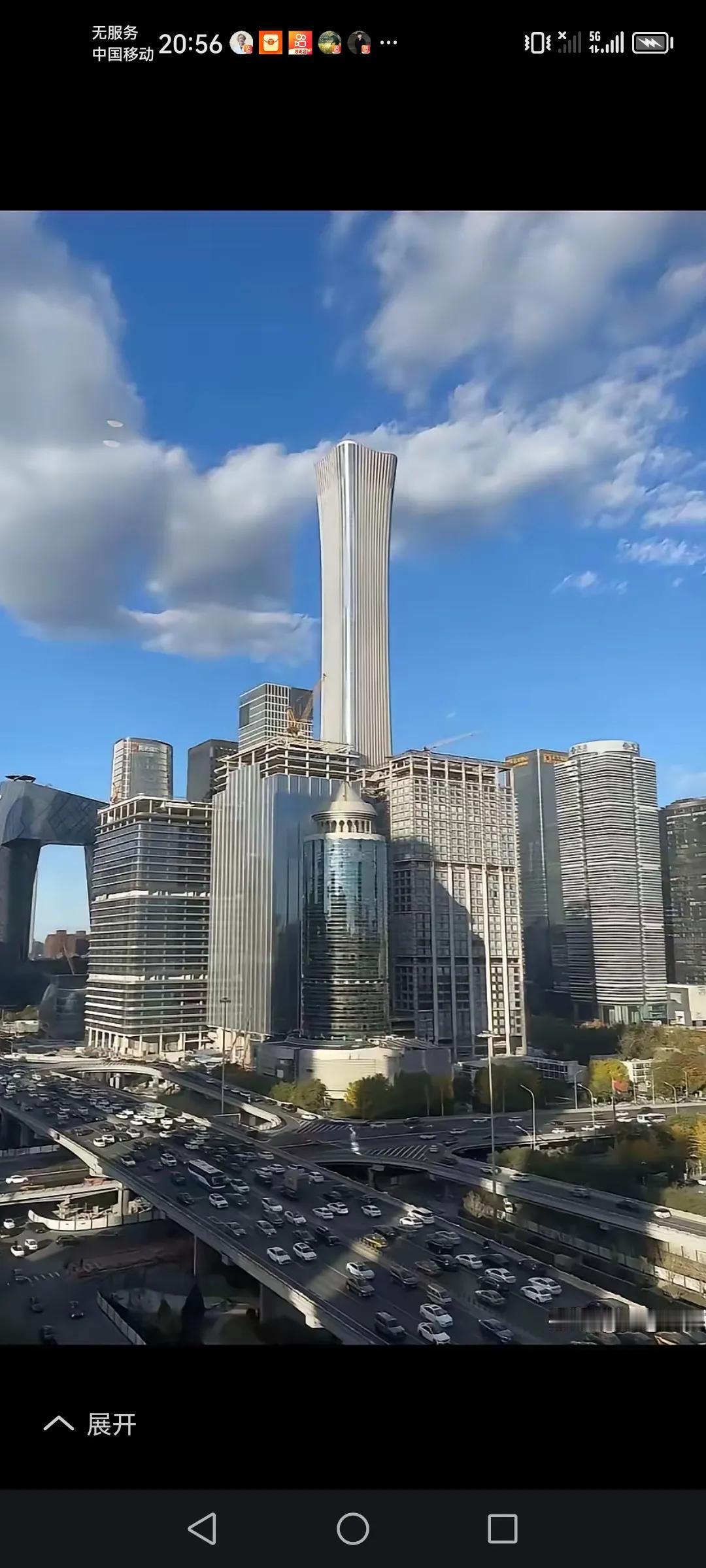 北京的这副画面，大家看了有什么想说的？这个中间的一座中国尊这么兀秃，尤如月亮，