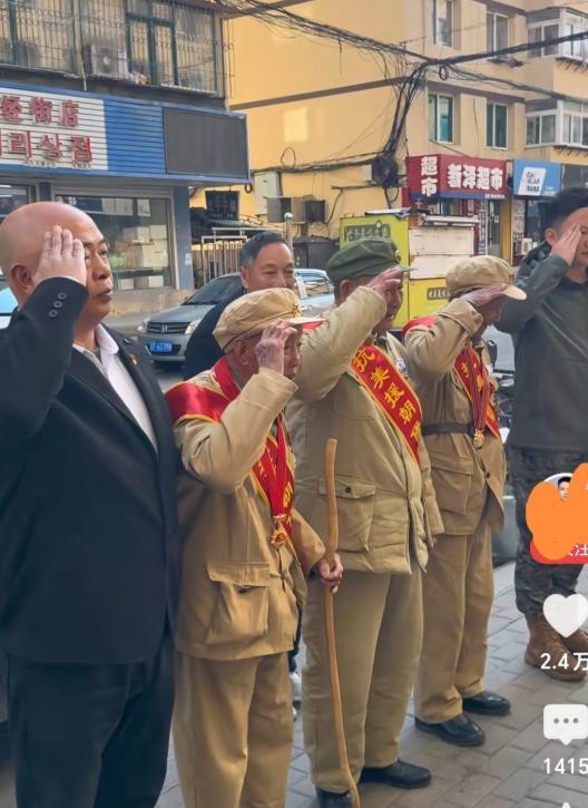 吃完饭要结账时，老板娘却像守着什么稀世珍宝一样，死活不肯收下这笔钱。她连连摆