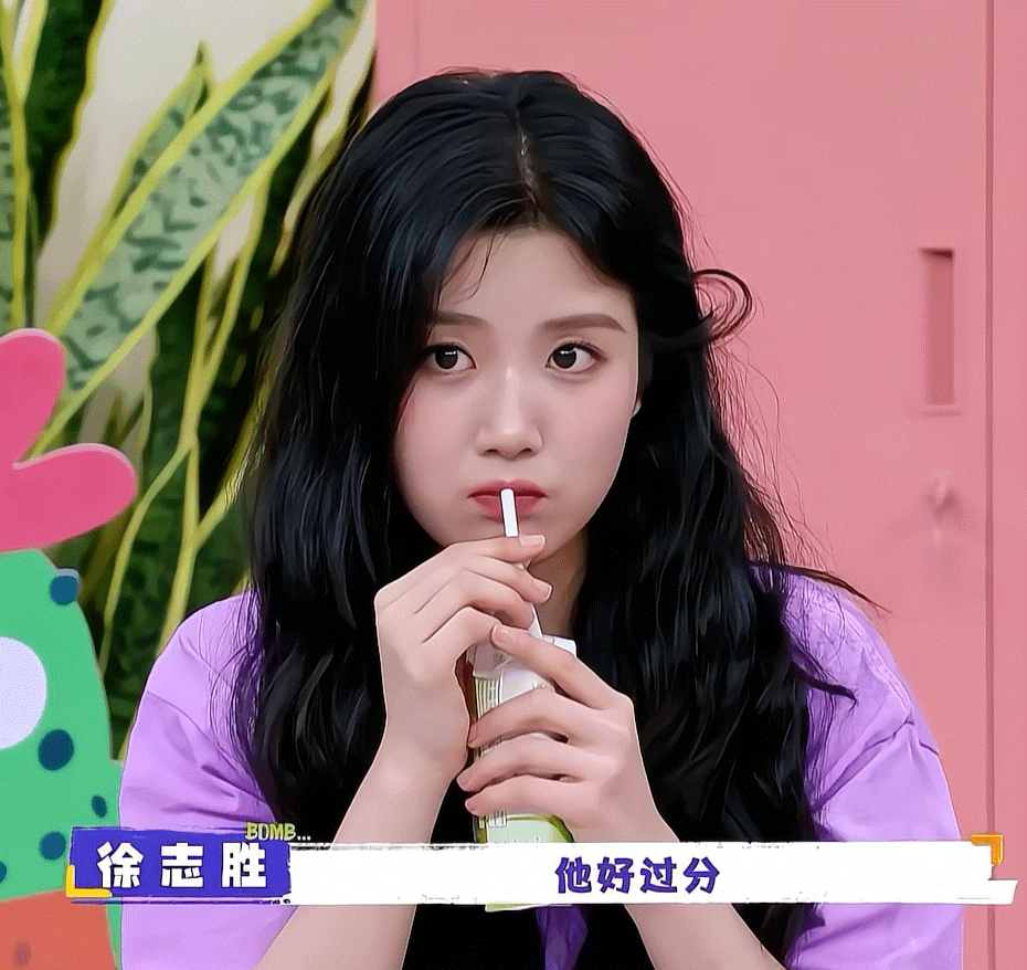 卢昱晓好像知道自己长得很可爱​我捏捏捏​​​
