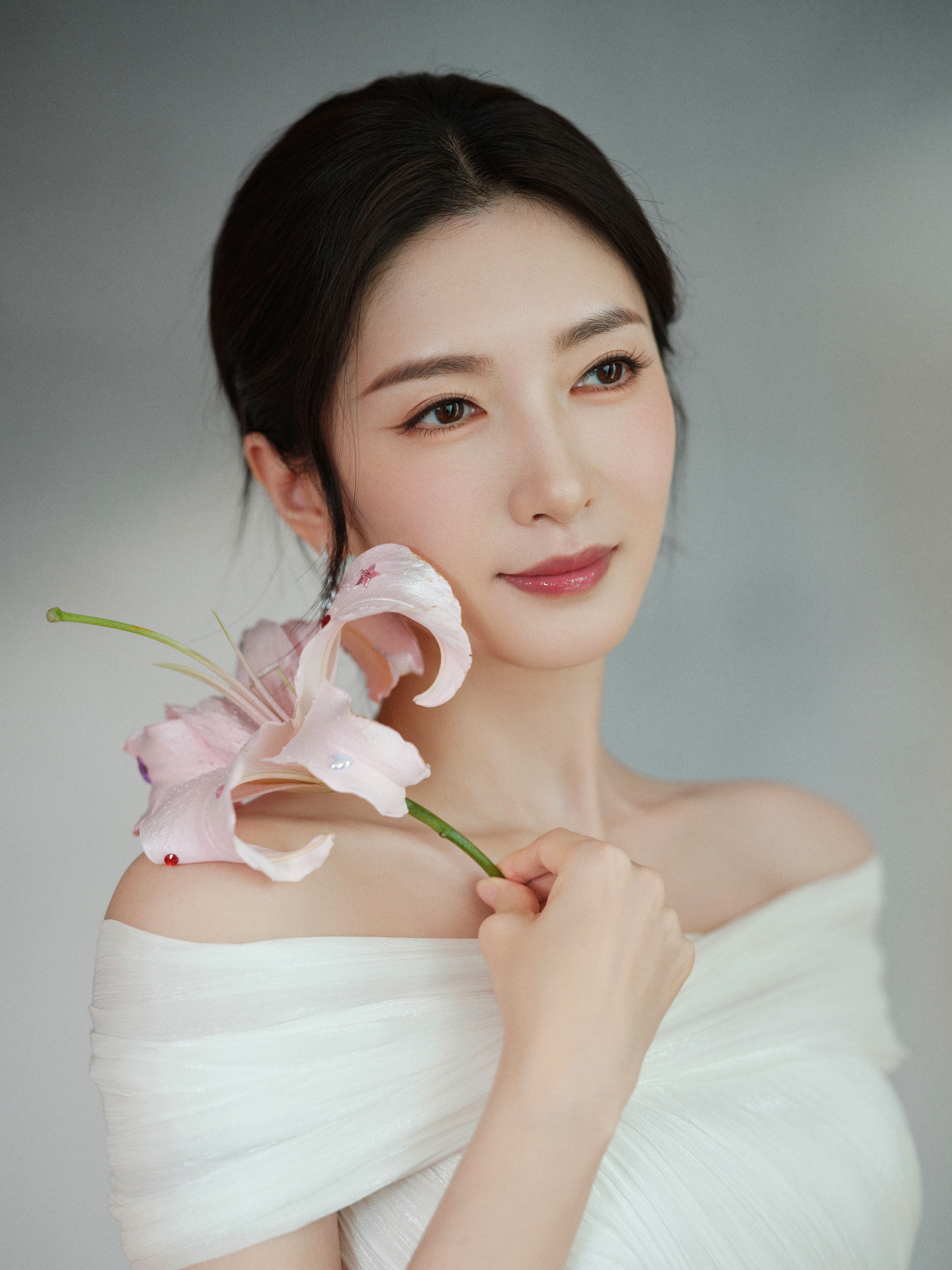 江疏影. 一字肩落纱衬出柔润肩线，褶皱长裙勾勒曲线，温婉又撩人