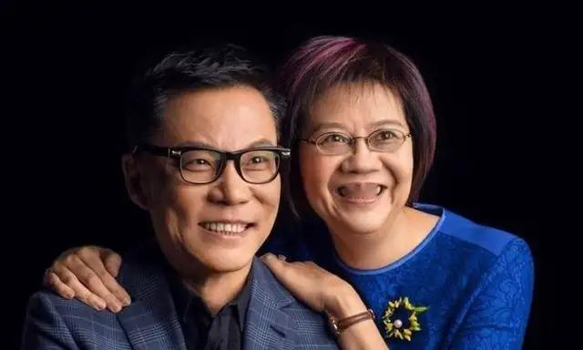2019年，李国庆与俞渝闹离婚。李国庆问21岁的儿子李成青:“爸妈离婚，你跟谁？