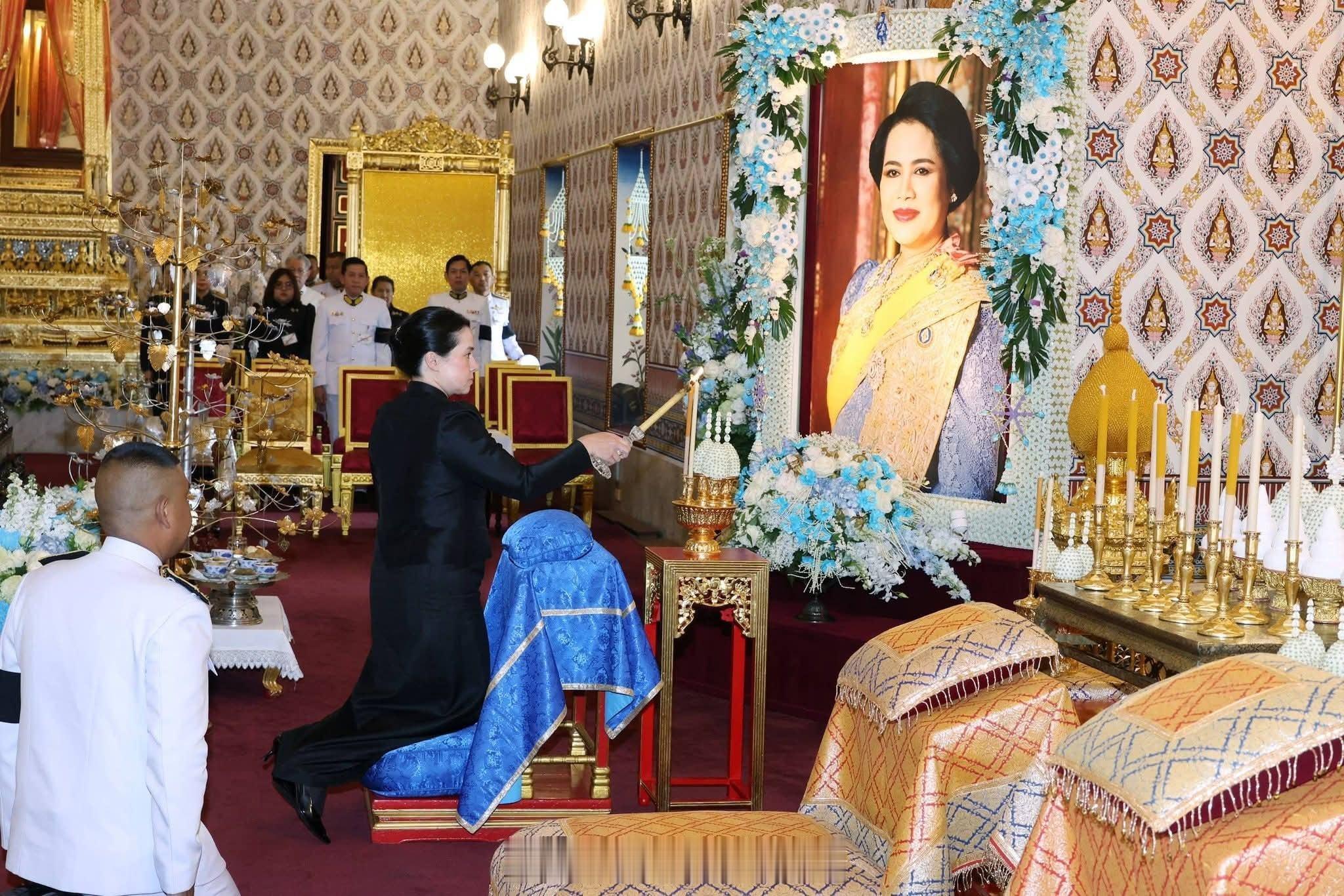 王室王室泰国王室普罗百灵2025年11月1日，百灵独自参加红唇姐的守灵