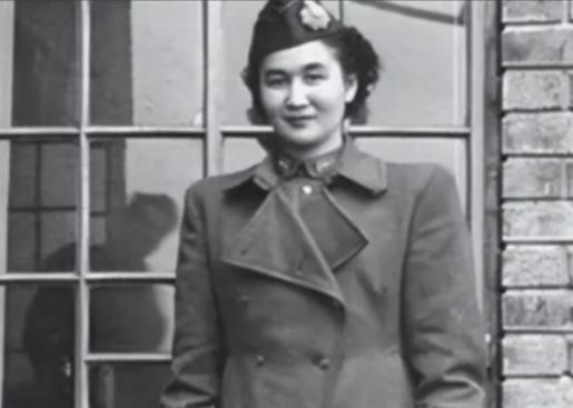 1940年，地下党康乃尔正在茶楼玩牌，一军统美女突然拍了了拍他的肩膀，使了个眼色