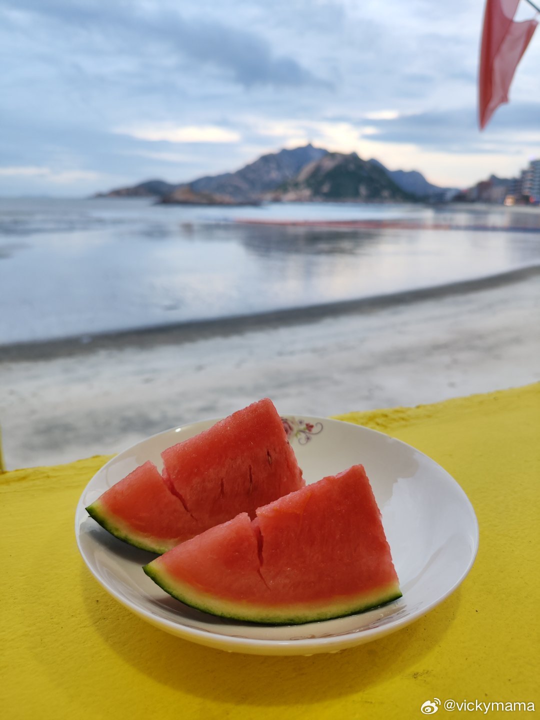 入住后自由了，百无聊赖走进尾角村，村里越来越多酒店民宿自称海景房，凭直觉走到了尾