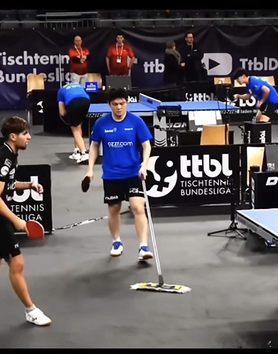 德国杯时樊振东的强迫症又犯了！看到地上有水，自己当起了拖地僧！这要是国乒