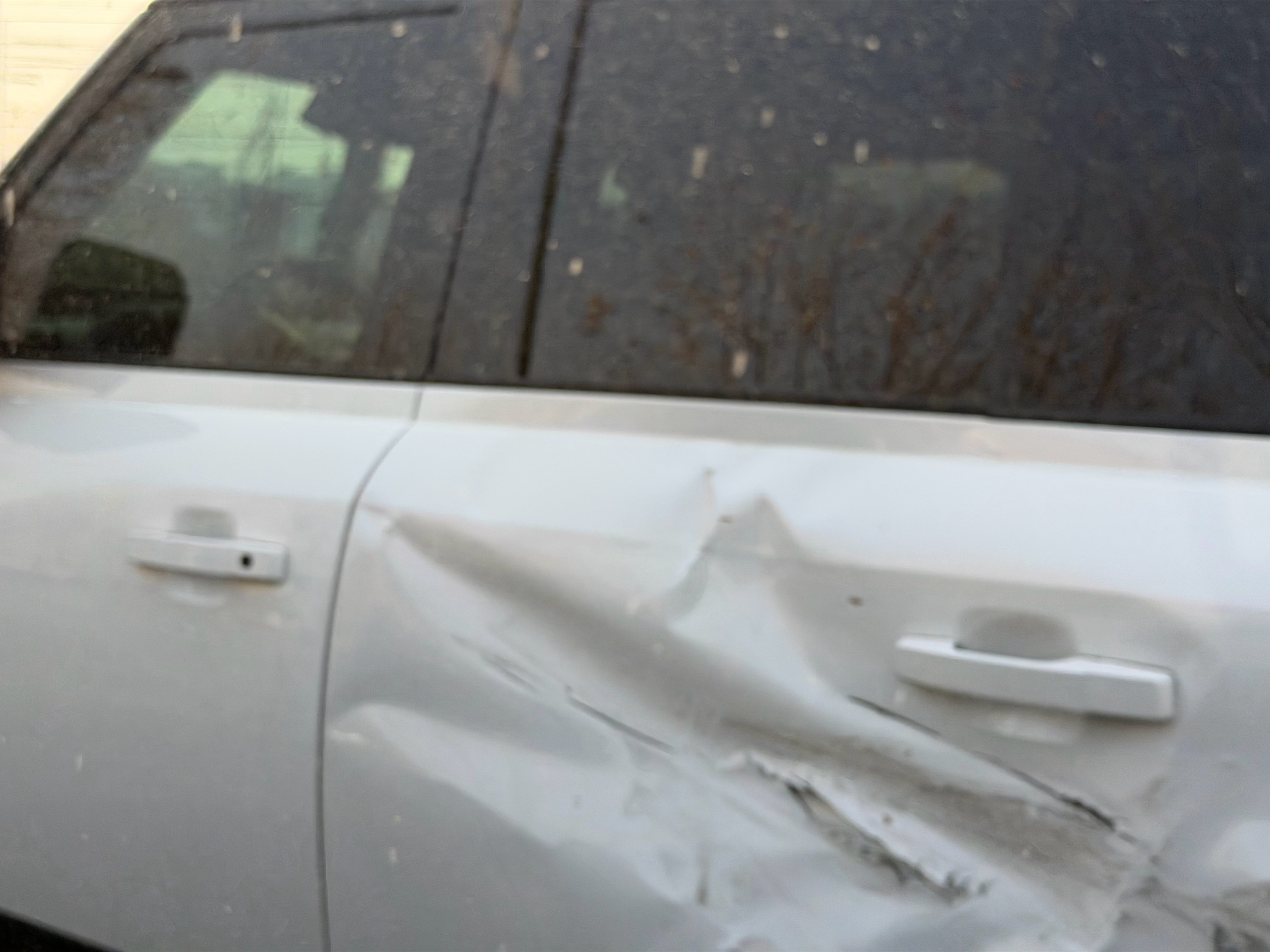 一堆人围观，靠近一看这事故可不轻……金杯侧翻车里货撒了一地路虎卫士侧面直接“揉成