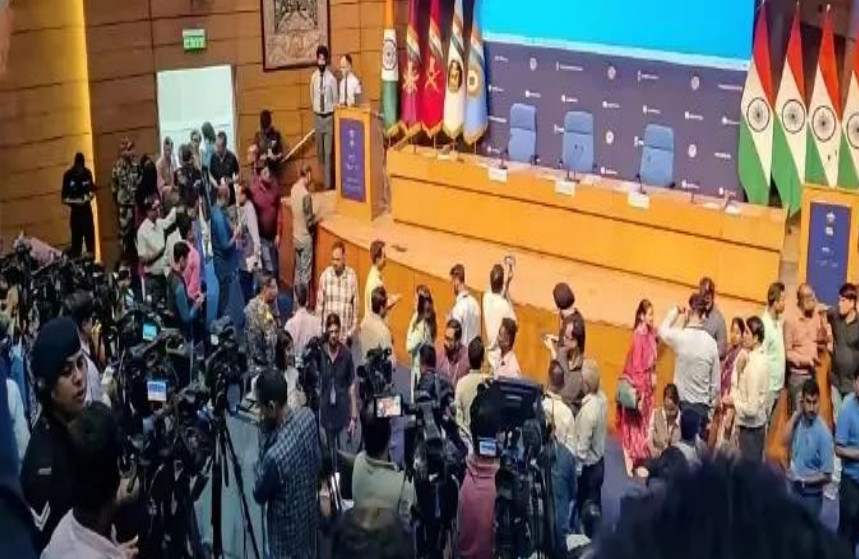 印度政府记者招待会这回是否认呢还是甩锅据《今日印度》7日报道，今天下午18点，