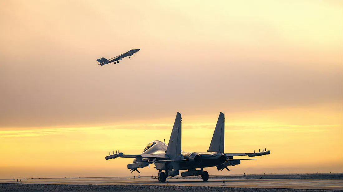 帅！超级帅！这是世界上目前最先进的五代隐身战斗机和电磁战场上最强大的电战飞机