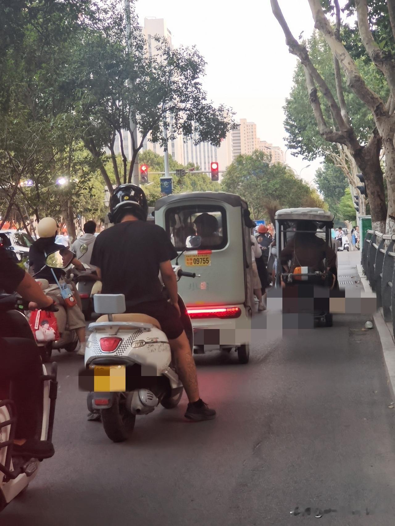 骑行电动车是否应佩戴头盔?这个问题不好搞，任何意见不发表。你要是说不戴好