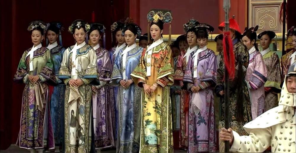 蒋欣争取华妃这个角色时，一句“为了配你”让陈建斌无言以对。华妃最初的人选并非蒋欣，范冰冰和邓萃雯都因