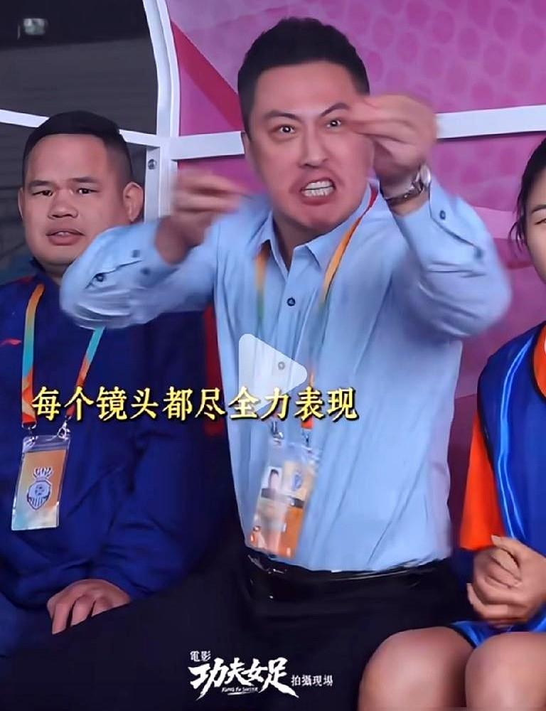 许君聪的腿毛，被周星驰足足烧了十几次。火苗“噌”一下蹿上来，皮肉滋啦作响，许
