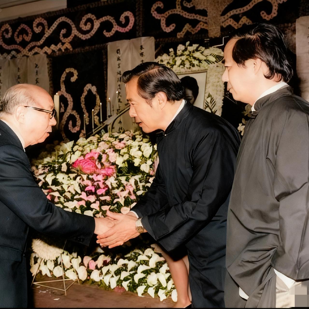 1983年,李政道参加母亲葬礼,一张罕见的留影,镜头中的李政道和哥哥李崇道并肩而