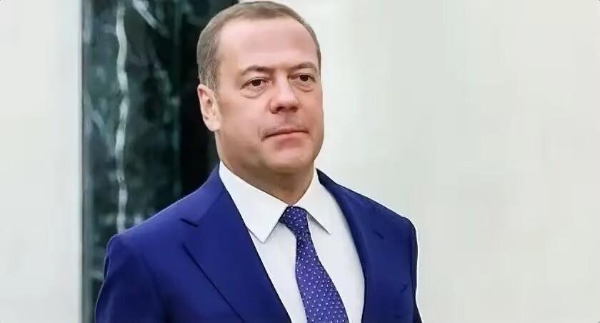 俄罗斯就美以对伊行动发声！就在今天，2月28日，俄罗斯安全理事会副主席梅德韦杰