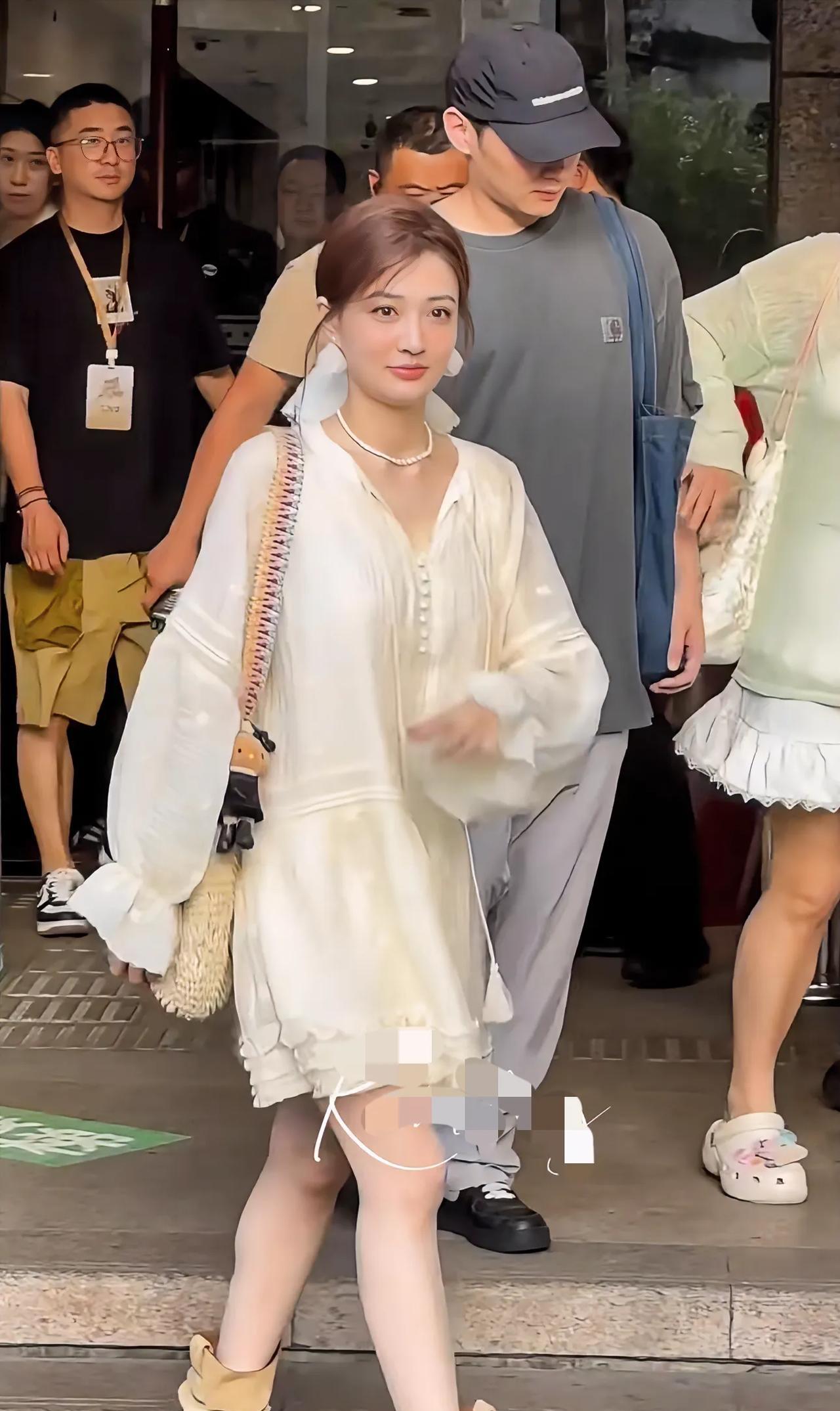 她作品不多，但是本人真的太好看了，脸上永远带着笑容