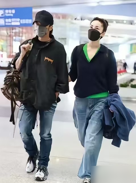 看懂谢霆锋和张柏芝当年的街拍，你才明白男人在老婆和女神面前的致命反差。那年香港中环，张柏芝陪谢贤喝茶