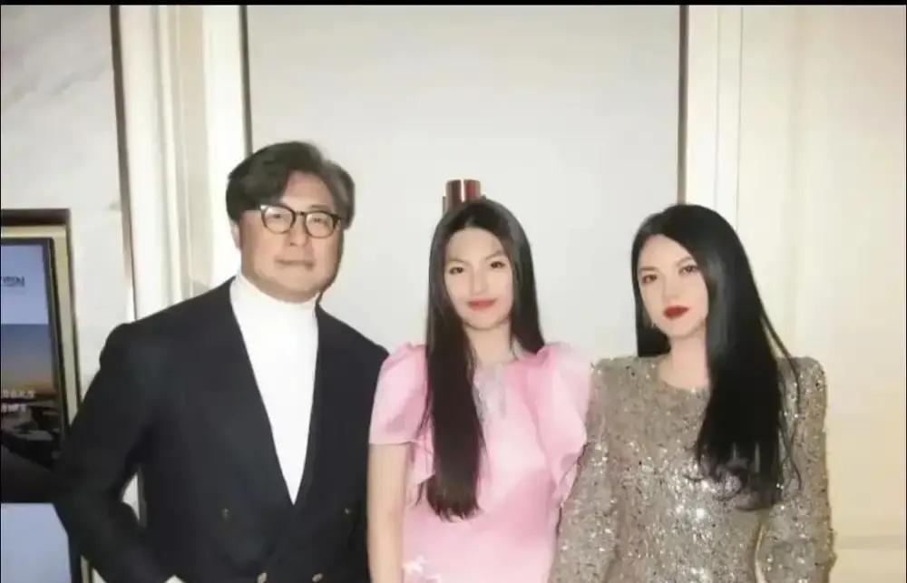 李湘穿高定礼服在哈尔滨萧邦晚宴上追着何超琼想合影，被人家助理一句“不方便”轻轻挡