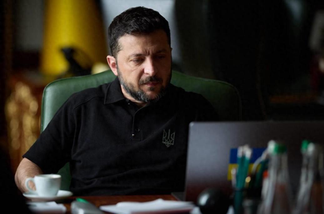 冯德莱恩胆敢背叛乌克兰，泽林斯基怒了。据乌媒消息，欧盟负责人冯德莱恩突然声称，现