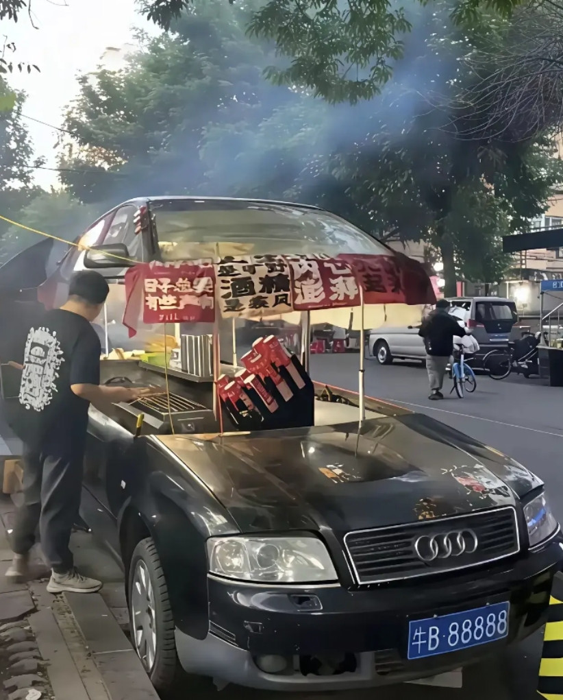 摆地摊都卷到这个程度了吗？