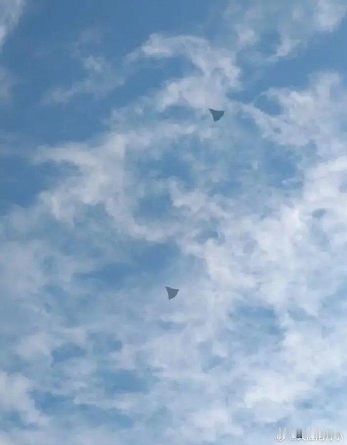 还有7天，“银杏叶”歼-36和“褐雨燕”歼-50就亮相一周年了。近期网上又出