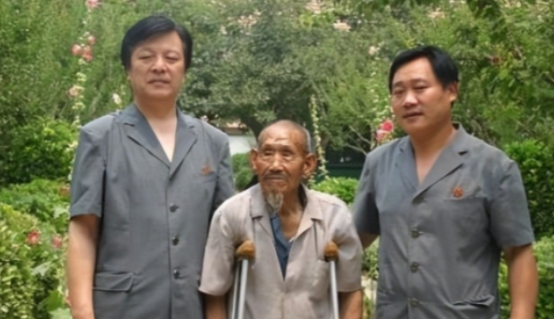 1994年，河南一位73岁的老人因欠债未还被列为老赖，法院人员上门时，他吓得躲了