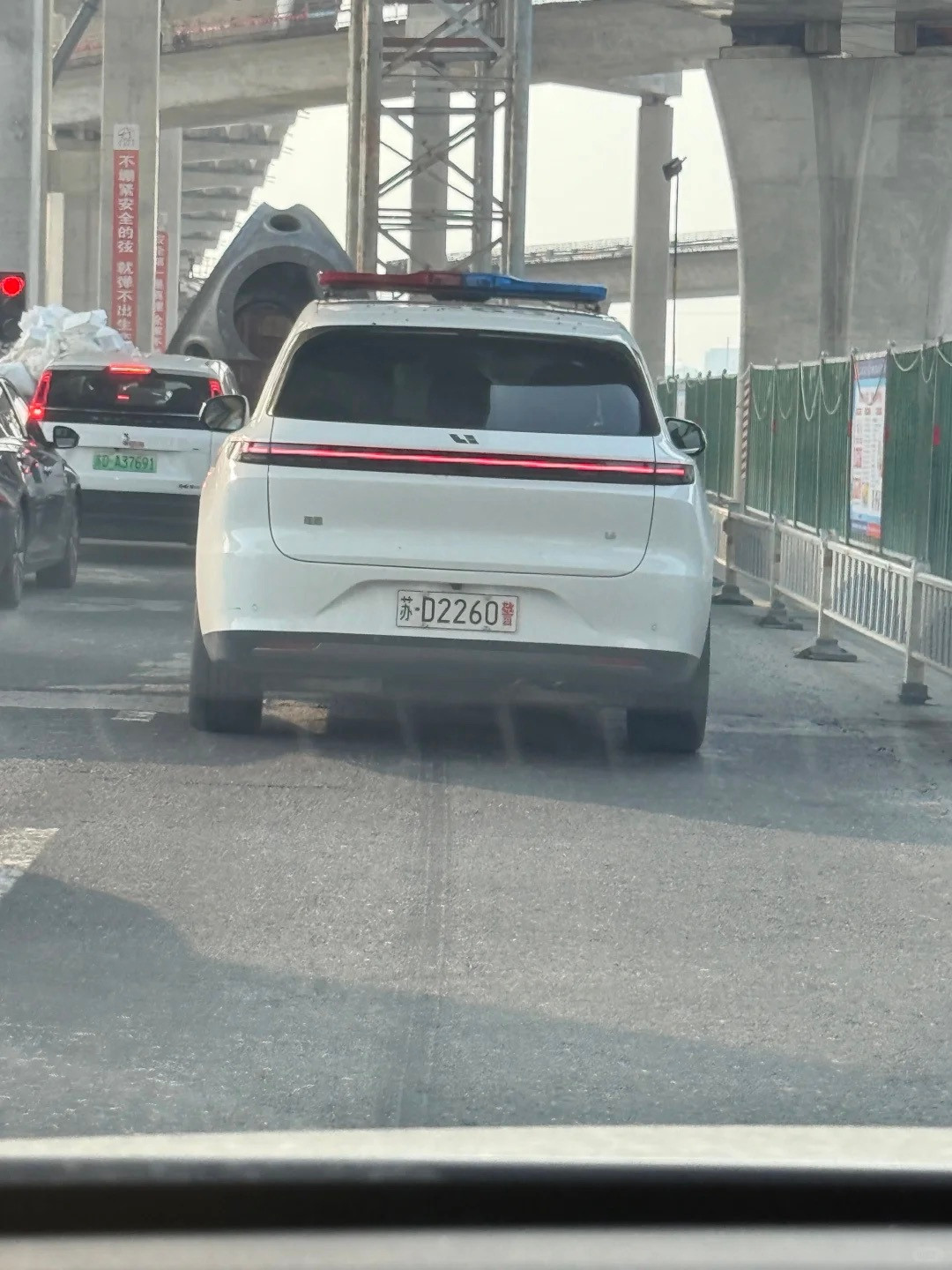 不愧是理想大本营啊，偶遇一辆理想警车[滑稽笑]大v聊车理想理想l6​​​
