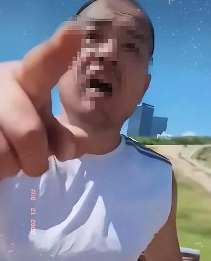 大哥我求你了！我给你跪下能放过我吗？”在青岛海之恋公园，一名二十多岁的外地小姑娘