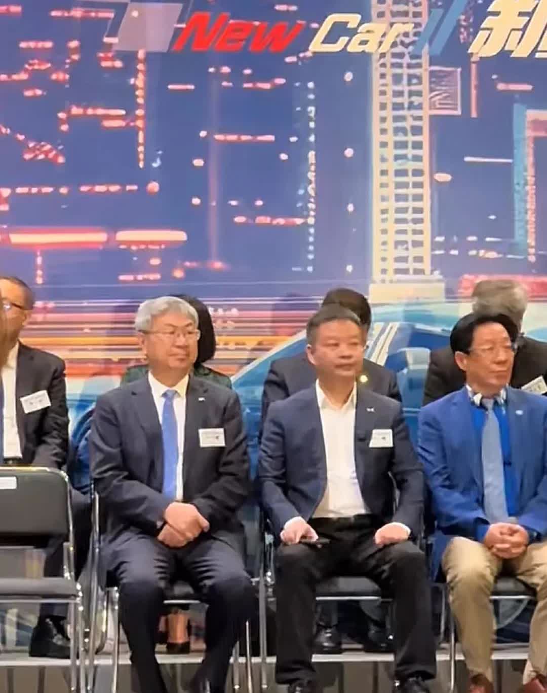 今天奇瑞尹同跃、小鹏何小鹏出席香港国际车展开幕式。开幕式开始前嘉宾们就座，发现有