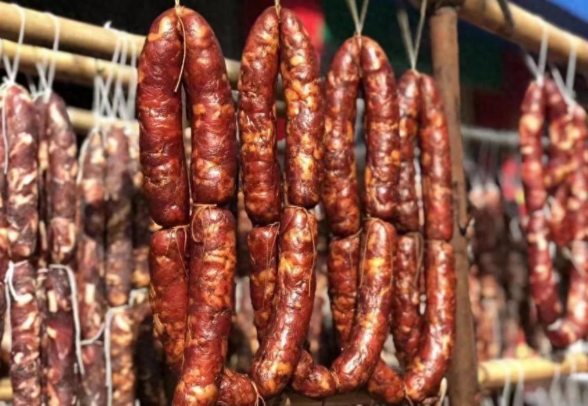 冰箱中放了1年的腊肉香肠还能吃吗。建议大家不要吃了。腊肉香肠就算是放在冷冻里面