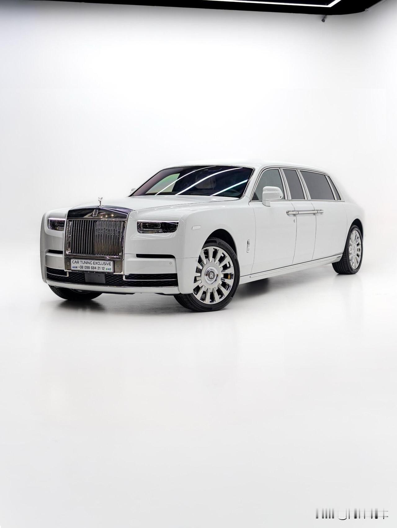 见过不少劳斯莱斯幻影，但这台XXL加长版真的让我当场……纯白车身搭配标志性的