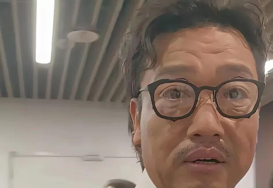 太吓人了！这是贾冰？44岁的人瘦出满脸沟壑大眼袋感觉整个人都