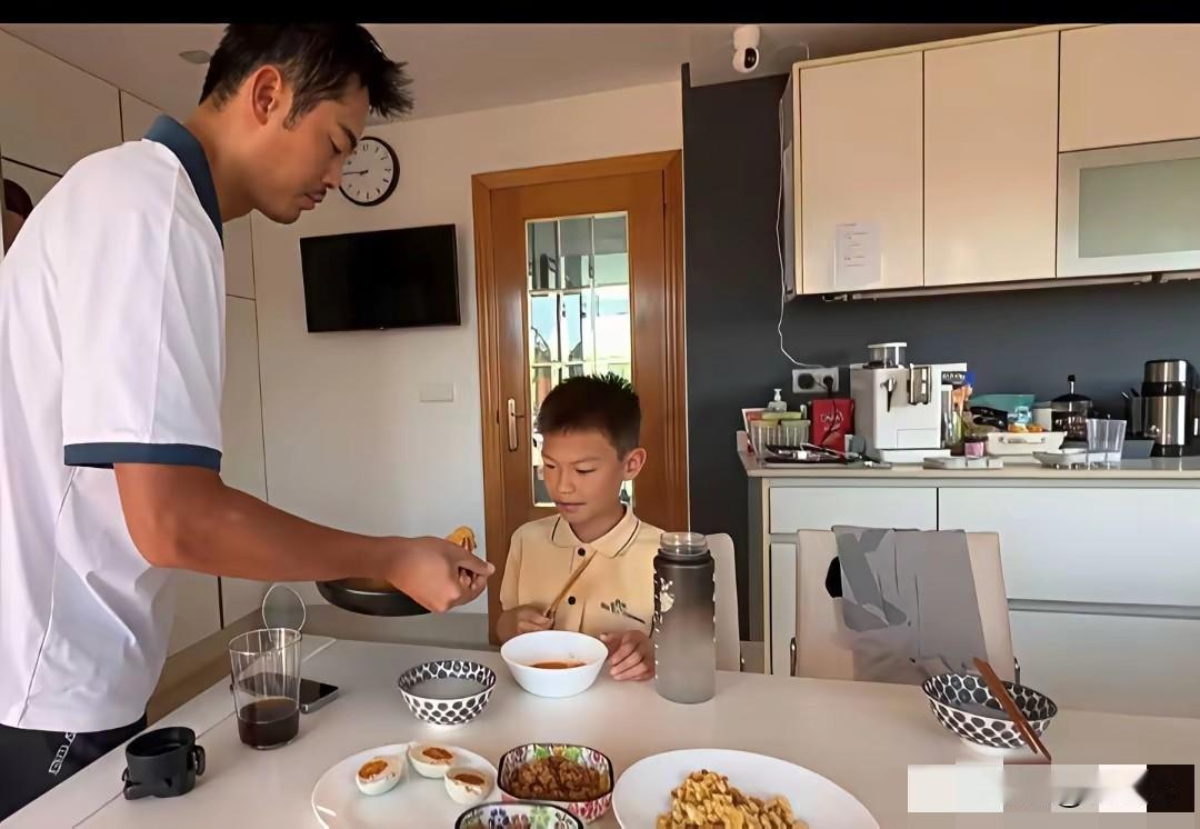 林丹的生活才是邹市明向往的林丹现在和谢杏芳带着孩子在西班牙上学，平时就是在租住