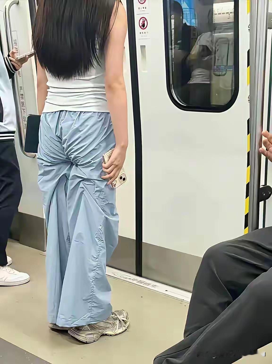 下班坐地铁🚇没别的意思，我就想问一下：是这种设计风格吗？是不是我已经跟不上潮
