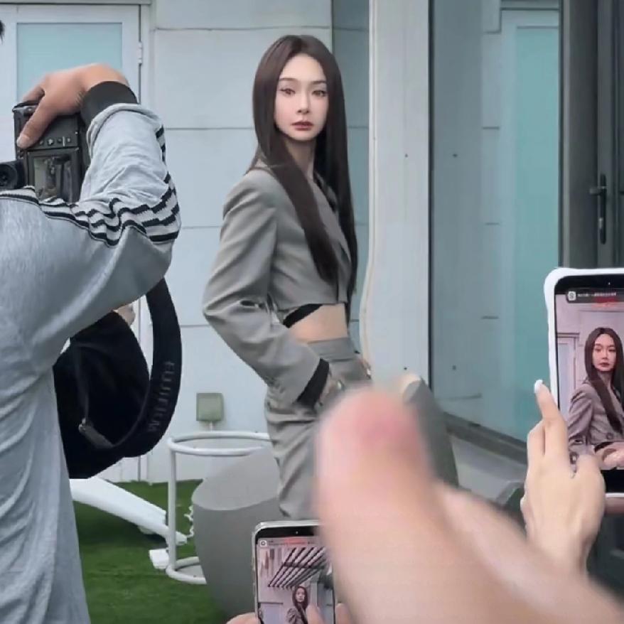 瘦到多少斤才有戚薇这样的视觉效果，为什么我们拍照全是死角，人家戚薇随便一站就