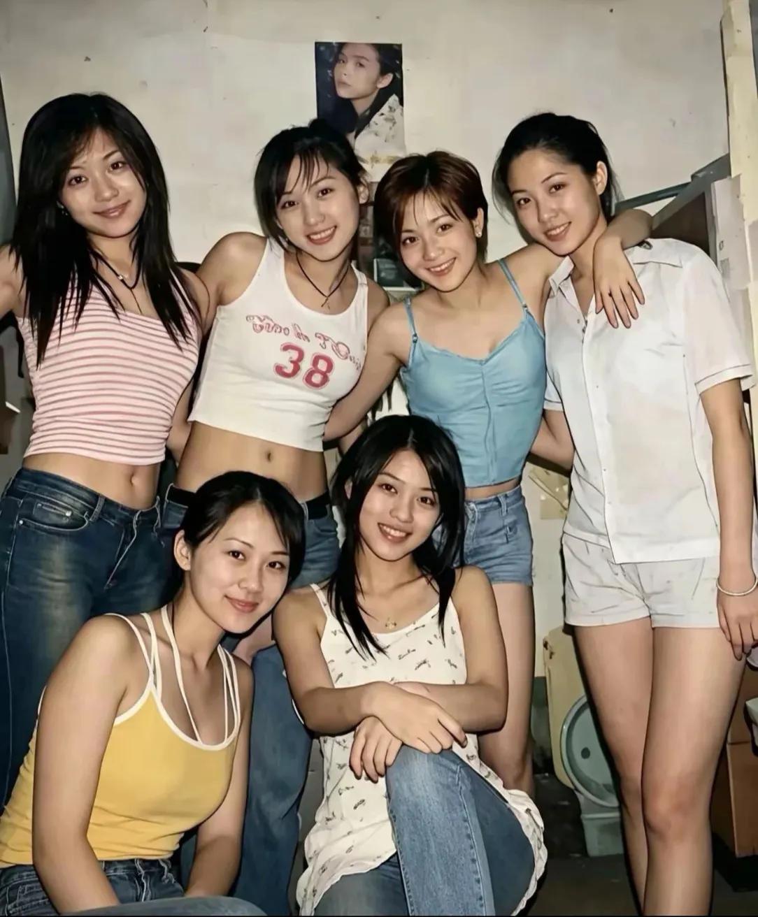 这张老照片一下子把人拉回二十年前的宿舍时光。没有精致滤镜，也没有过度美颜，女孩们