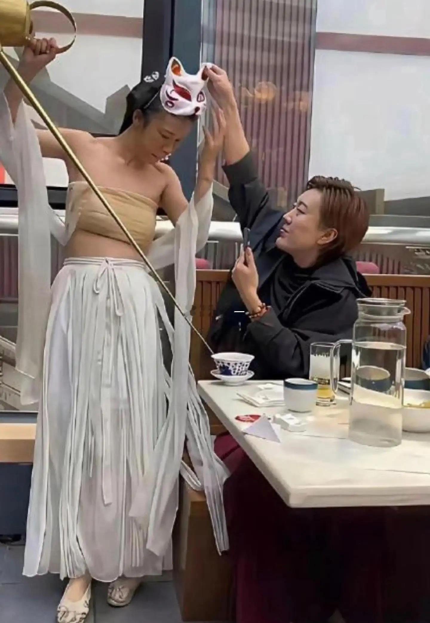 你说你非要去摘面具干啥，这下好了