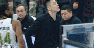 杨鸣被裁判驱逐前，还顺手拿走一瓶矿泉水，彰显从容淡定和儒雅。连吃两T成比赛最大转