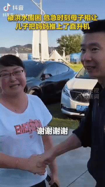 “眼泪再也忍不住了！”北京洪水中，一对母子被困，救援飞机赶到后，却发现座位不够，