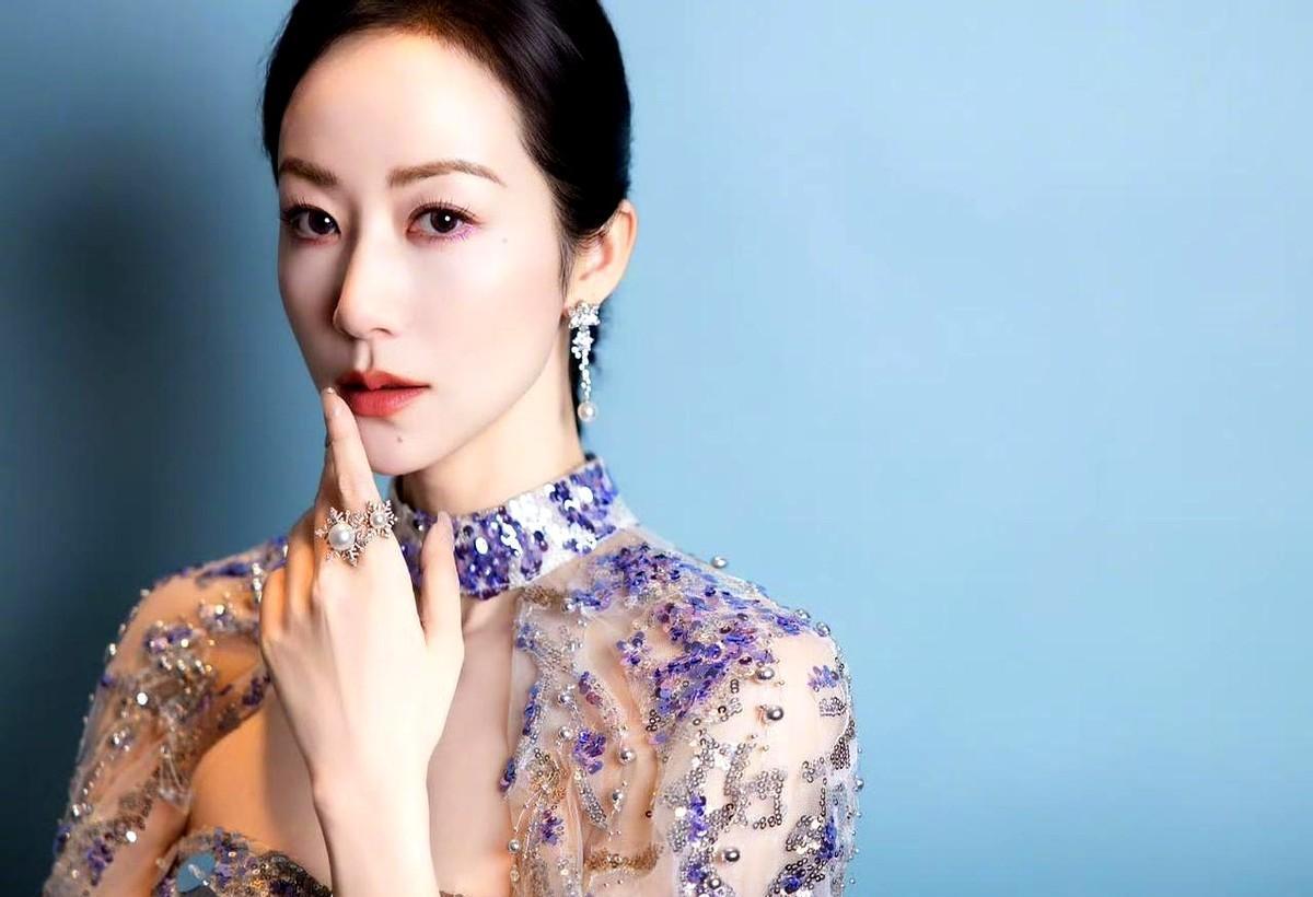 天鹅肉。2015年，韩雪在《极限挑战》里冲他扔出这句话。全场静了半秒。贾冰脖