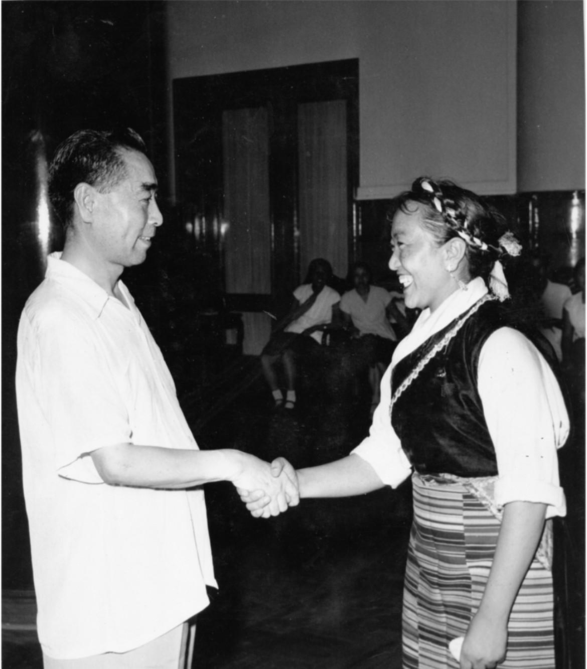 1959年,周恩来在中国人民革命军事博物馆同藏族女歌唱家才旦卓玛亲切握手的照片。